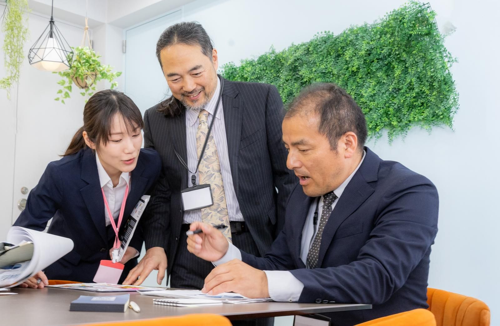 複数人が参加し中途採用について説明する会議の様子