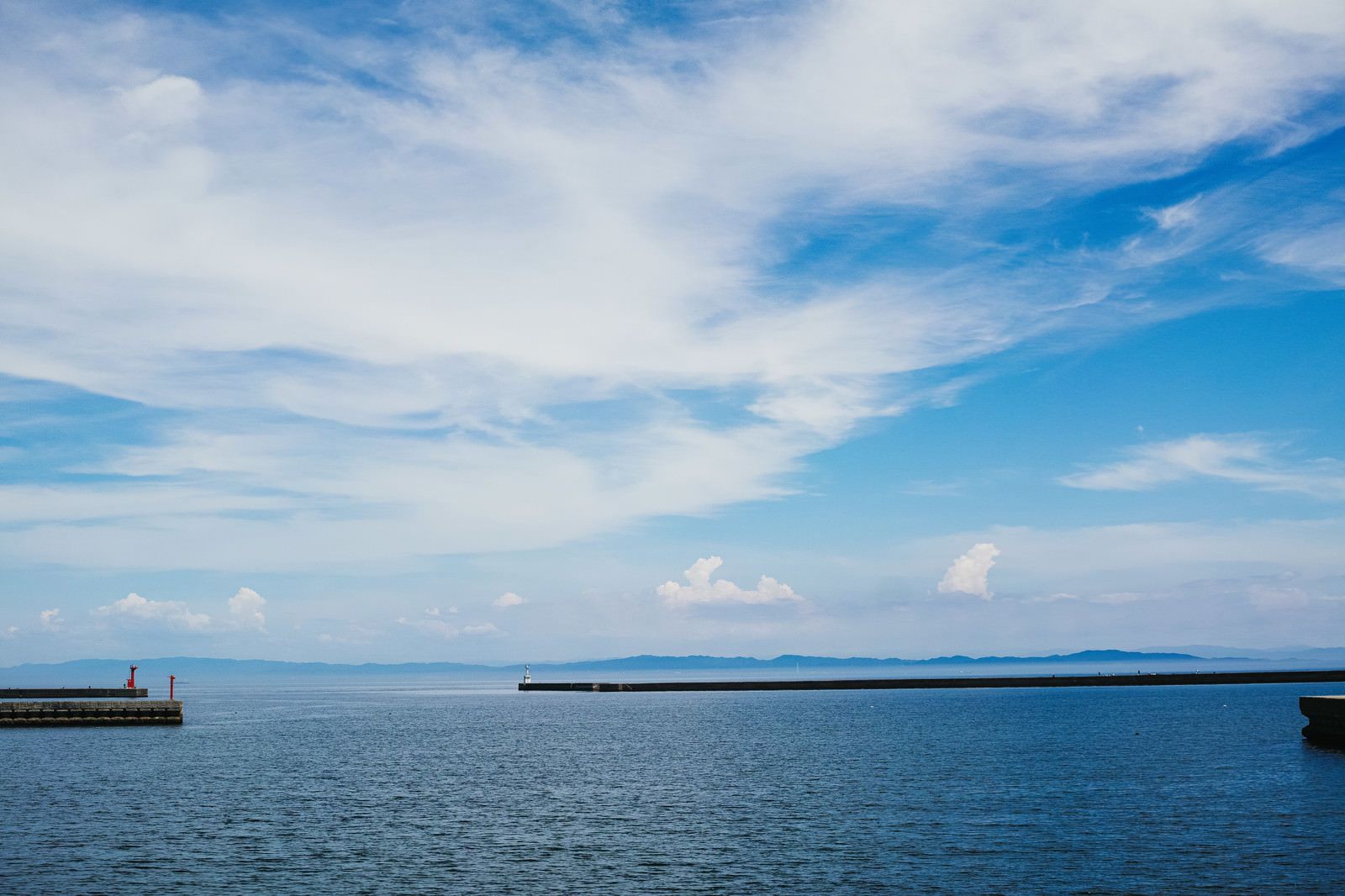 瀬戸内海の堤防から見た海と空